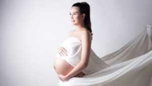 How To Take Your Own Maternity Photos